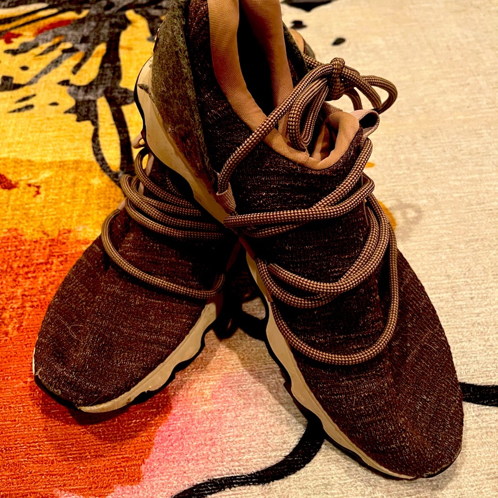 Gently used Sorel Kinetic Sneakers